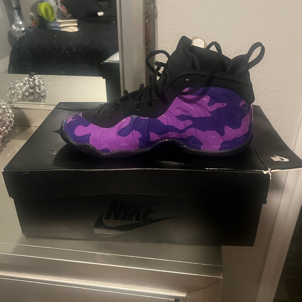 Gently used Nike Foams tennis